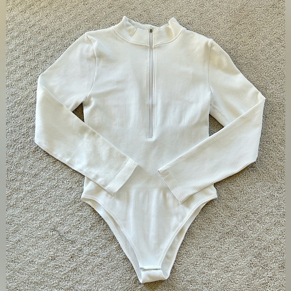BRAND NEW OFF WHITE BUTTON CLASP BODY SUIT WITH ZIPPER DETAIL⭐️ SIZE XL💋